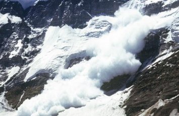 Toğanalı-Kəlbəcər-İstisu yolunda qar uçqunu: Hərəkət məhdudlaşdırıldı