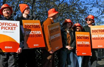 İngiltərədə həkimlər tətilə başlayıblar