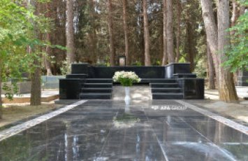 Установлен надгробный памятник народному художнику Таиру Салахову