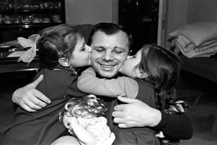 Qaqarinin varisləri - İlk kosmonavtın qızlarının başına nə gəlib?