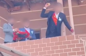 Bəy gəlinə alma atdı, tənqid olundu: “Gəlin bütün əzalarını göstərə-göstərə kişilərin qabağında…” - FOTO