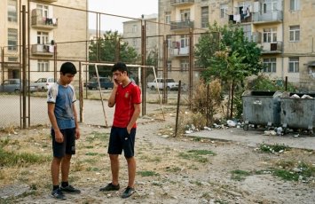Məktəb yoldaşını bir yumruqla öldürdü: Köhnə sevgilimlə danışırdı