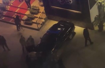 Bakıda restoranın qarşısında kütləvi dava düşdü - VİDEO