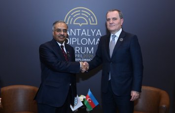 Джейхун Байрамов обсудил вопросы сотрудничества с генеральным секретарём D-8