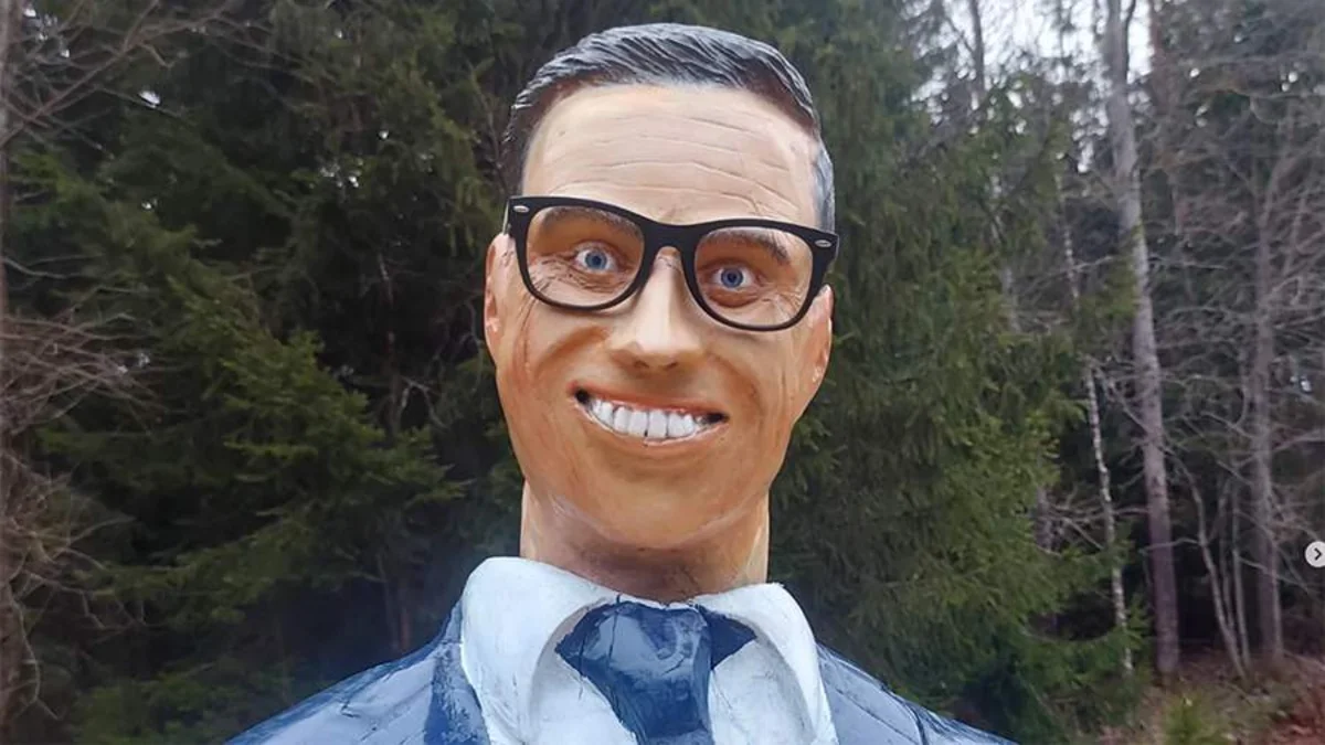 Президент на страже огорода: в Финляндии мастер превратил фигуру лидера страны в пугало