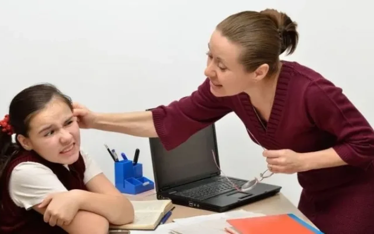 Uşağını döyən valideynlər cərimə ediləcək