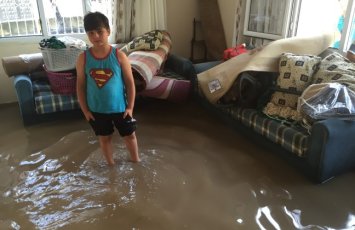 “Yağış yağır, inanmıram, yardım gözləyir məni!..”