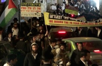 Qüdsdə bir qrup yəhudi İsrail bayrağını yandırıb milli bayrama etiraz etdi...+VİDEO