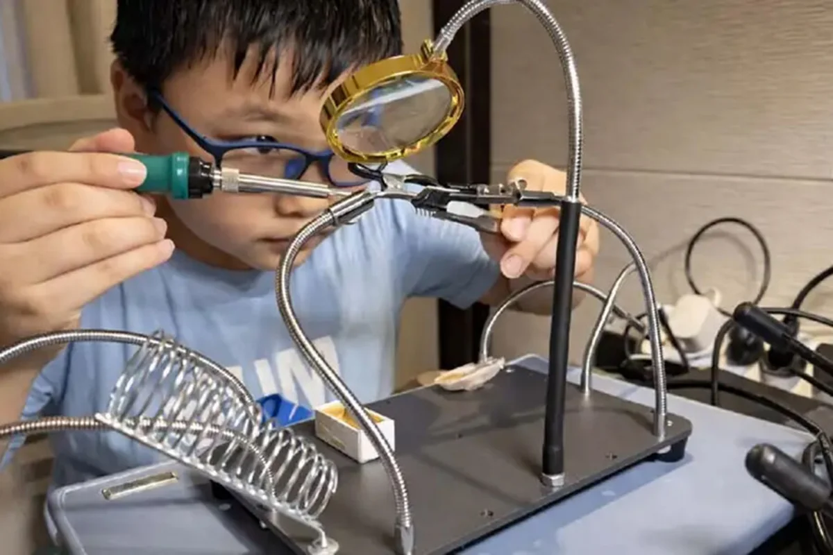 Çində 14 yaşlı şagird aviasiya mühərrikini ev şəraitində yığıb - FOTO