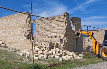 Gəncə və Göygöldə qanunsuz tikililər söküldü - VİDEO