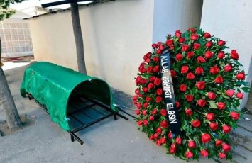 Dostunun yas yerində vəfat etdi