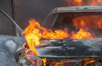 Azərbaycanda qəribə hadisə - Sürücü öz maşınını yandırdı