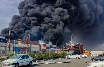 В Иране горит завод