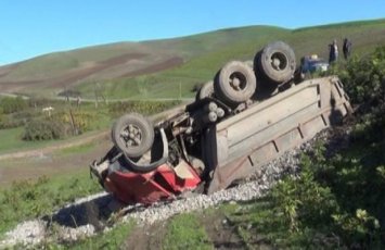 На автодороге Баку–Шамахы перевернулся грузовик