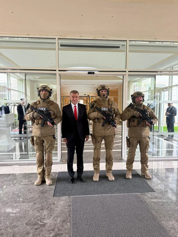 Andrey Babiş Azərbaycanda onu qoruyanlarla xatirə şəkli çəkdirdi