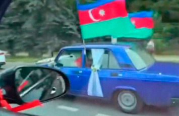 Rusiyada Azərbaycan bayraqlarıyla avtomobil sürən Şamil 