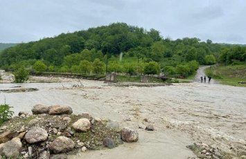 İsmayıllıda sel suları yolu dağıtdı