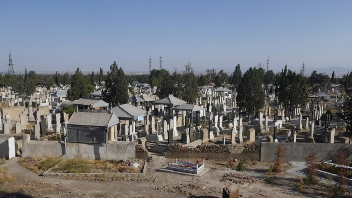 Azərbaycanda qadın ərinin məzarı üzərində öldü