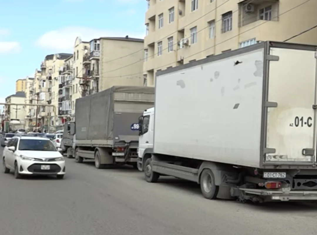 Дорогу заняли грузовики: в Хырдалане возникла опасная ситуация - ВИДЕО