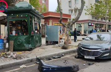 В Гяндже женщина погибла, оказавшись зажатой между авто и киоском-ФОТО
