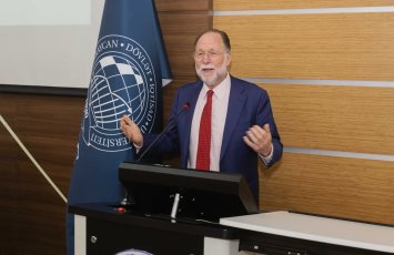 Harvard Universitetinin Growth Lab Mərkəzinin təsisçisi və direktoru UNEC-də təqdimatla çıxış edib - FOTO