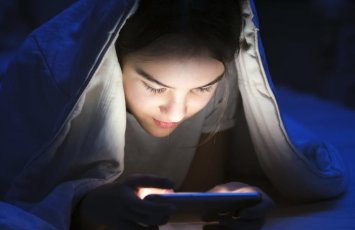 “Smartfonlar yuxumuzu oğurlayır” – XƏBƏRDARLIQ