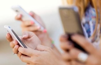 Nevroloq telefondan çox istifadənin təhlükələrindən DANIŞDI