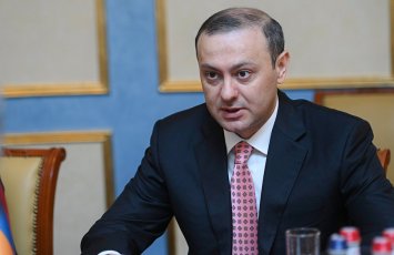 Григорян ушел от оценки слов Зеленского о возможной атаке на Москву 9 мая