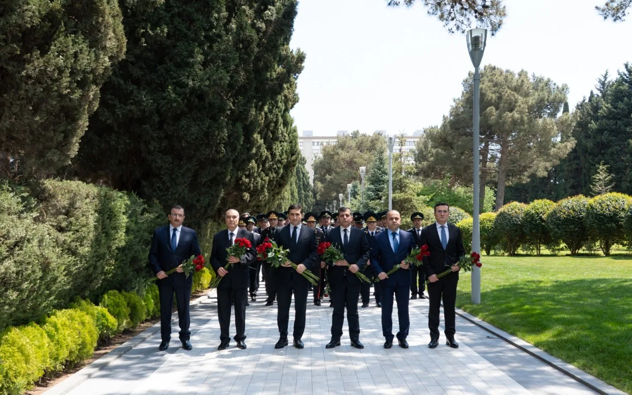 Ədliyyə Nazirliyinin kollektivi Ulu Öndər Heydər Əliyevin məzarını ziyarət edib - FOTOLAR