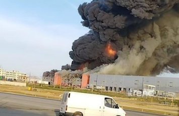 В Баку на складе вспыхнул сильный пожар-(ФОТО/ВИДЕО)