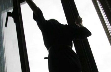 Bakıda gənc qız binadan yıxıldı