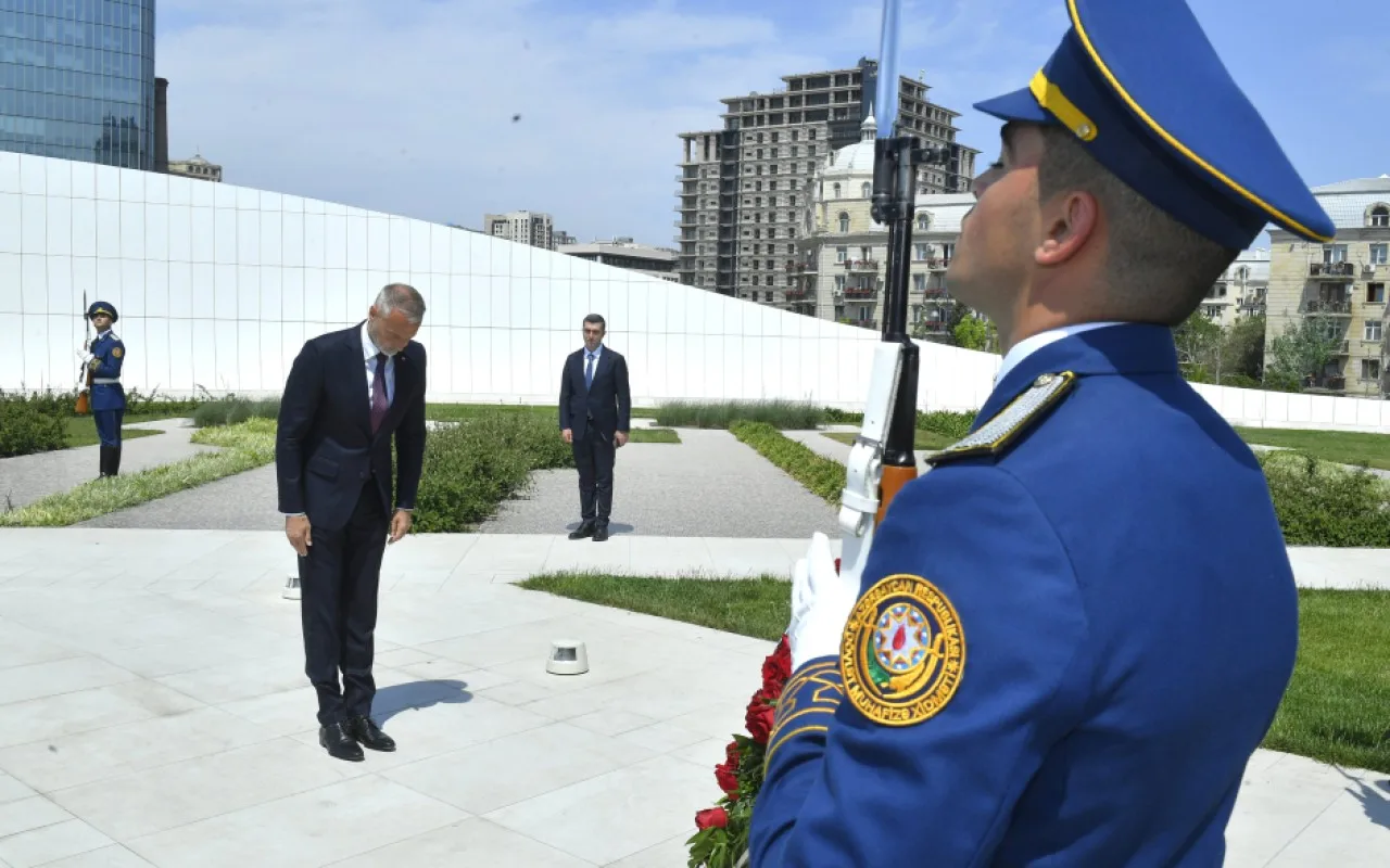 Slovakiya Milli Şurasının sədri Zəfər parkında - FOTOLAR