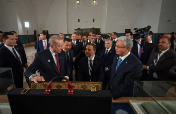 Ərdoğan Əhməd Yəsəvi məqbərəsinə qədim əlyazma Quran bağışlayıb