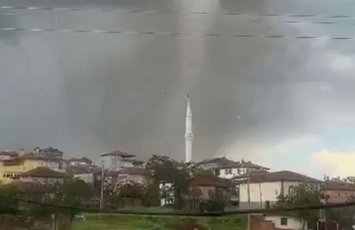 Мощный смерч обрушился на Турцию