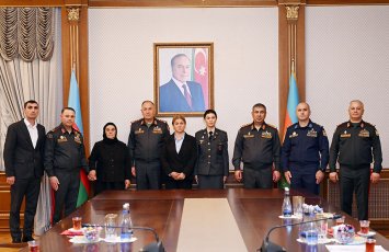 Müdafiə naziri Milli qəhrəmanlarımızın ailələlərinə medallar təqdim etdi - FOTO