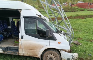 Sərnişin mikroavtobusu qəzaya uğradı - Xəsarət alanlar var