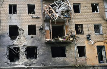 При ударах ВС РФ по детской площадке в Херсоне погиб мужчина, трое человек пострадали