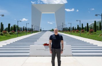 Президент Ильхам Алиев возложил цветы к Триумфальной арке в городе Ханкенди-ФОТО