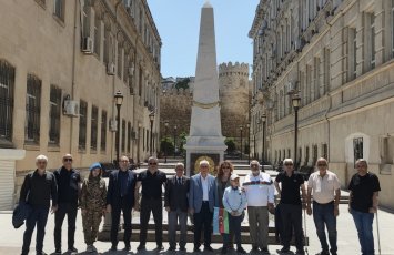 AzVP rəhbərliyi İstiqlal abidəsini ziyarət edib - FOTO