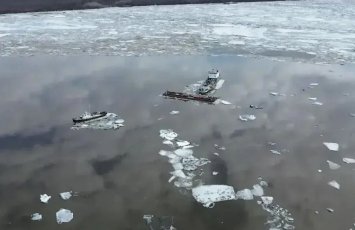В Якутии 10 судов бесконтрольно дрейфуют по Индигирке из-за обрыва тросов ледоходом