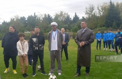 Ronaldinyo Bakıda yeniyetmə futbolçularla görüşdü