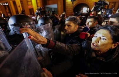 Tarixi an: Prezident aksiyada polisin önünü kəsdi