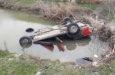 Baqajdan benzin götürmək istəyirdi, maşın sürüşüb kanala düşdü - FOTO