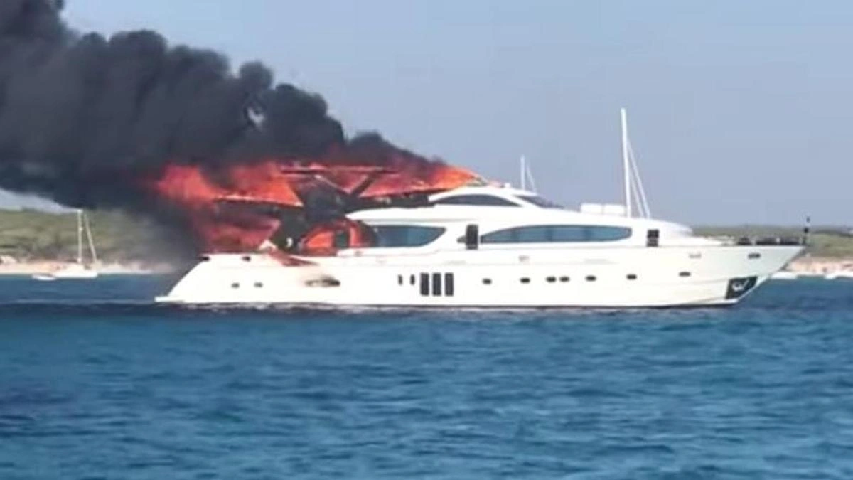 В Средиземном море загорелась и затонула 28-метровая яхта-ВИДЕО