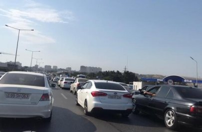 Авария на автодороге Баку-Сумгайыт вызвала заторы-ВИДЕО