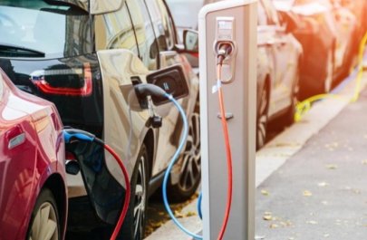 Elektromobil və hibrid avtomobillərin şarj məntəqələrində qanunsuz parklanma - VİDEO