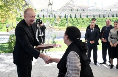 Президент Ильхам Алиев вручил жителями села Хоровлу ключи от квартир-ФОТО