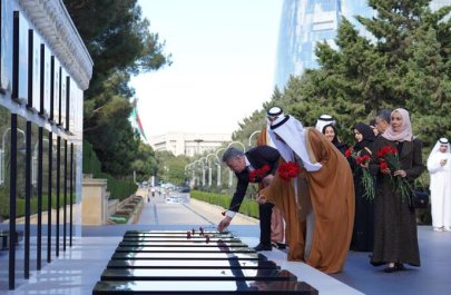 BƏƏ-nin Federal Milli Şurasının sədri Fəxri xiyabanı və Şəhidlər xiyabanını ziyarət etdi - FOTO