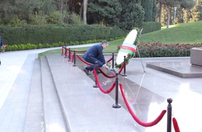 Ukraynalı nazir Fəxri Xiyabanı, Şəhidlər Xiyabanı və Zəfər Parkını ziyarət etdi - FOTO