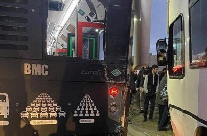 Bakıda avtobuslar toqquşdu - Yaralananlar var - VİDEO